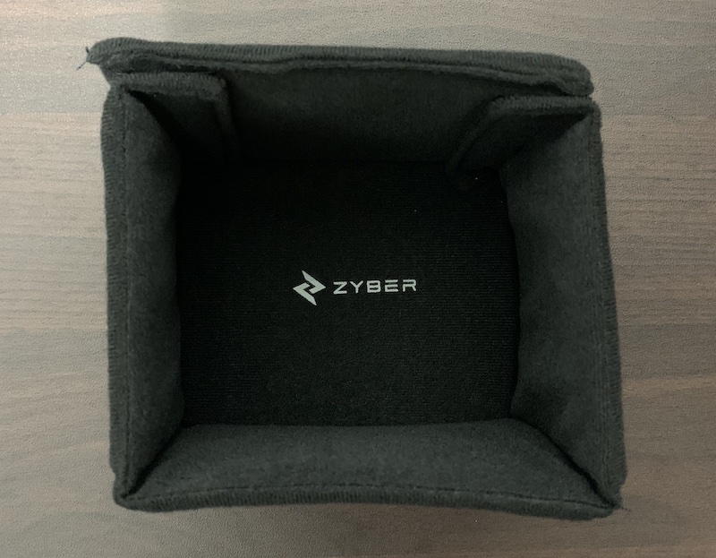 ZYBERのVRヘッドセット用バッグ兼収納ケースに付属のコントローラ保護ケース