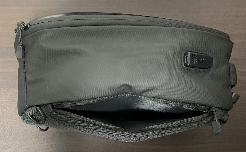 ZYBERのVRヘッドセット用バッグ兼収納ケースの側面のポケット