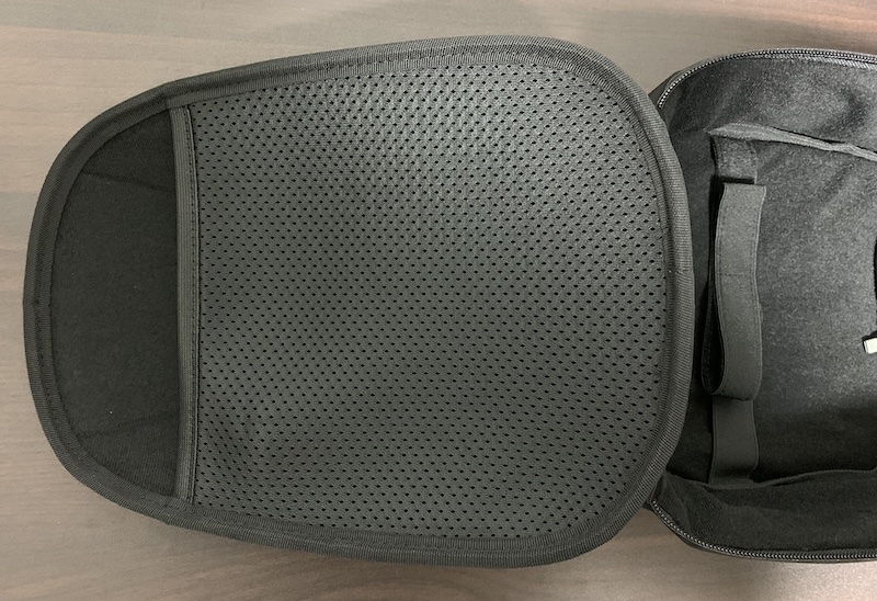 ZYBERのVRヘッドセット用バッグ兼収納ケースの内部のメッシュポケット