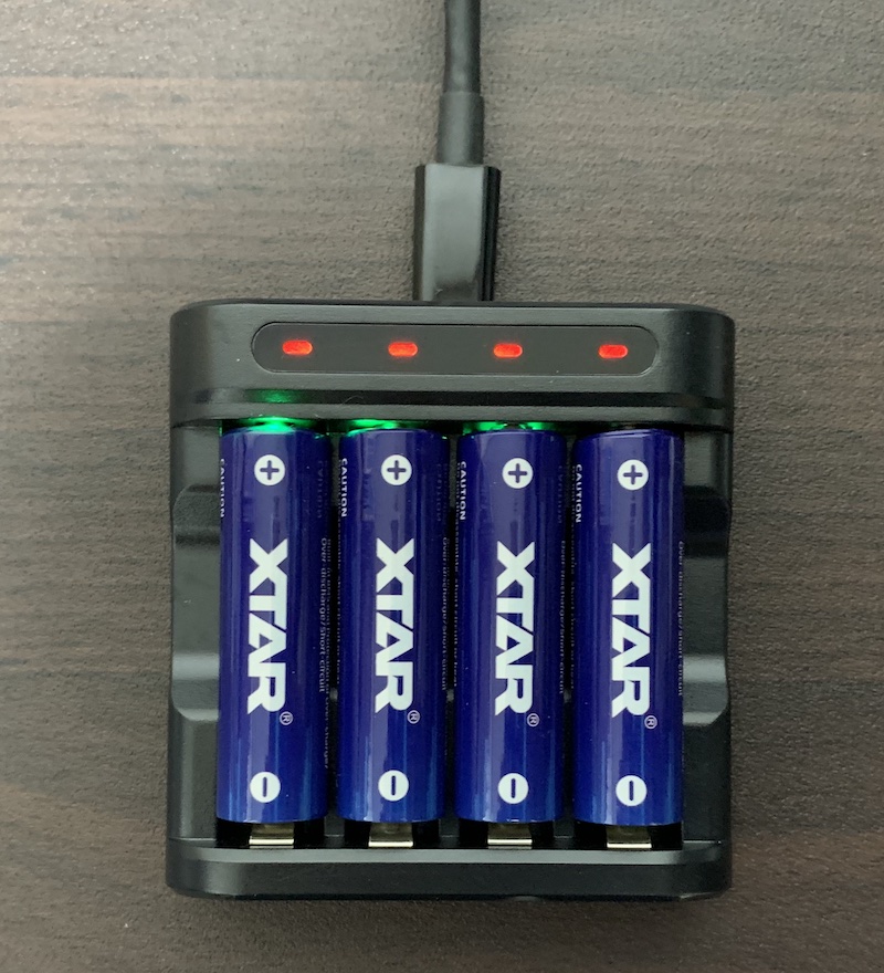 XTARの単3形リチウムイオン電池と充電池用充電器「L4」