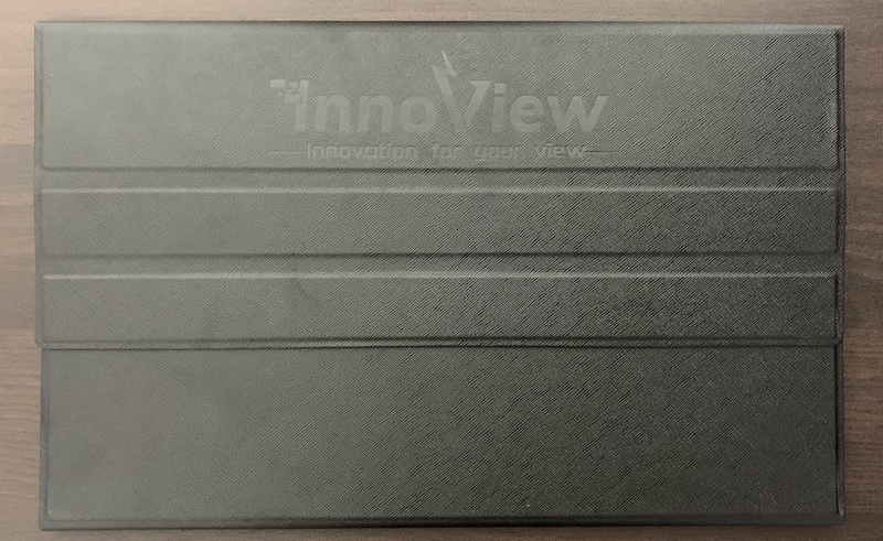InnoView 15.6インチモバイルモニター「PM406」に付属のスタンドカバーを装着