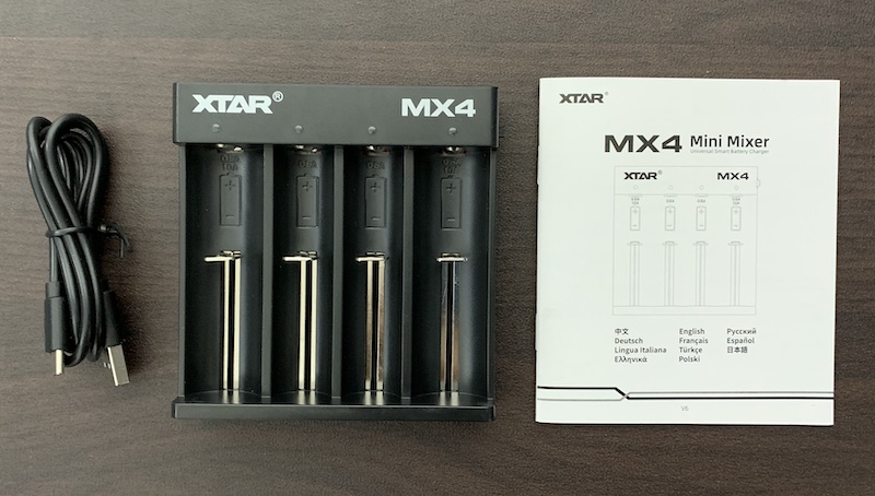 XTARの充電池用充電器「MX4」の内容物（付属品）