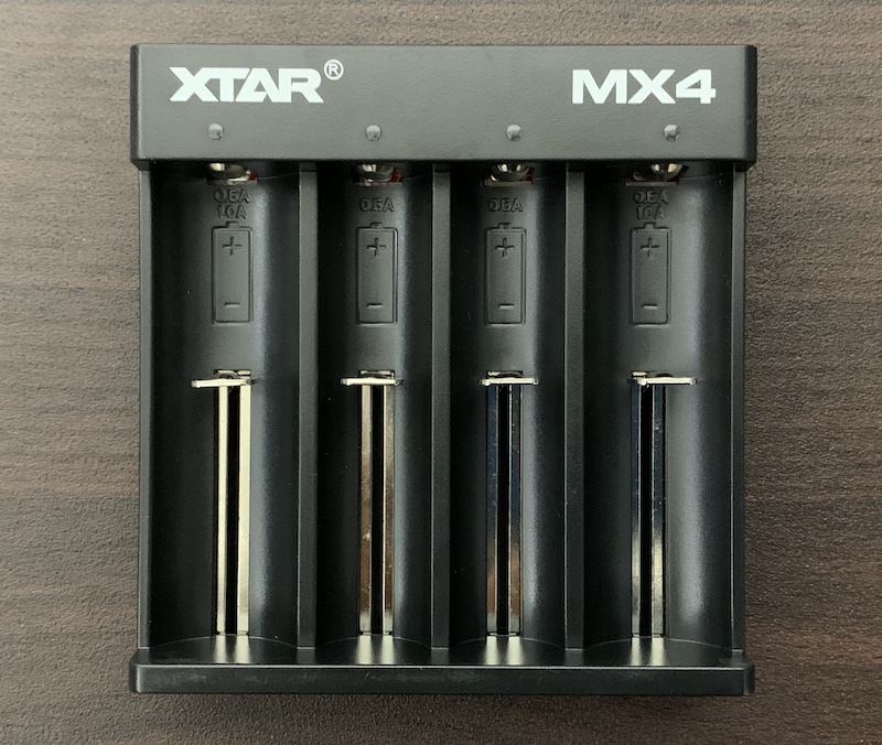 XTARの充電池用充電器「MX4」の外観
