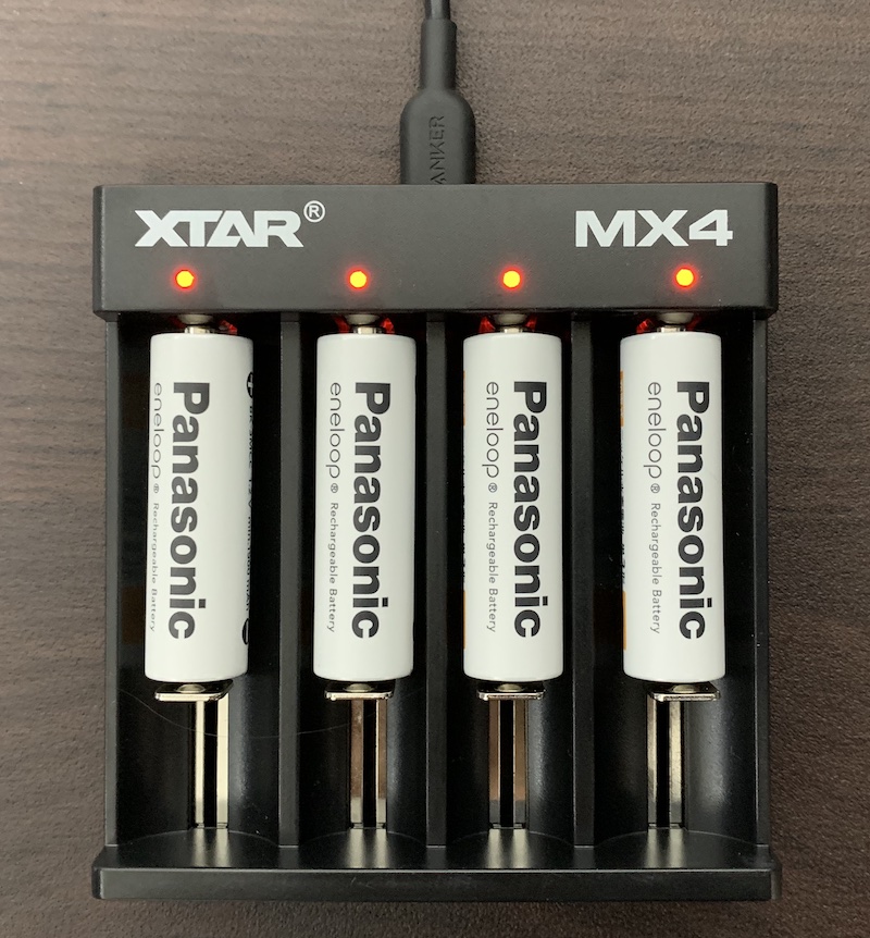 XTARの充電池用充電器「MX4」で充電池を充電