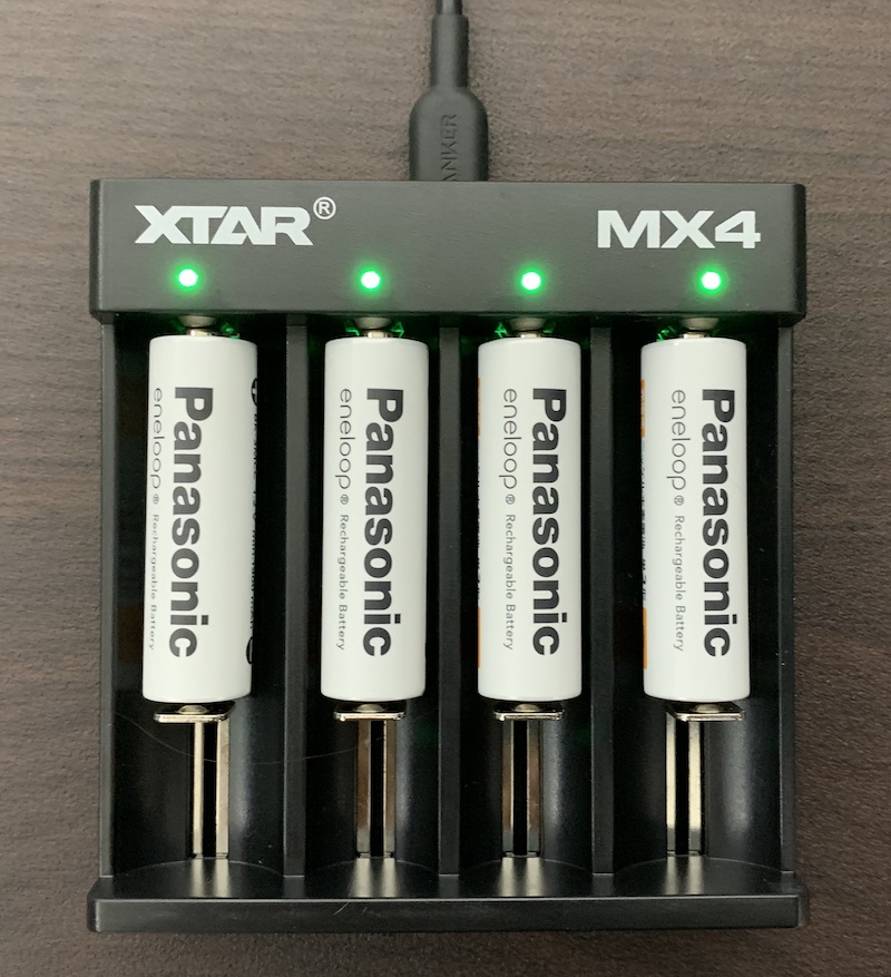 XTARの充電池用充電器「MX4」で充電池を充電