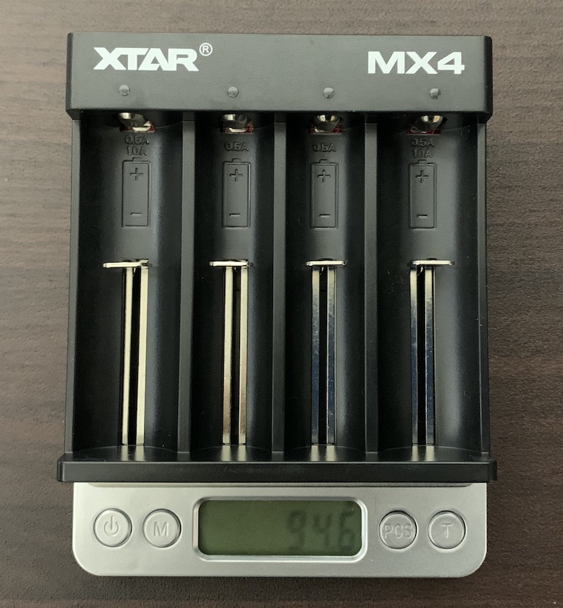 XTARの充電池用充電器「MX4」の重量を計測