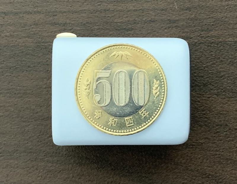 UGREENのUSB充電器「Nexode Mini 30W」の大きさ（五百円玉と比較）