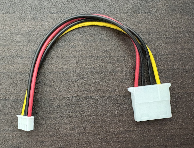 内蔵ディスクやドライブをUSB接続できるUGREENの「SATA・IDE変換アダプタ」