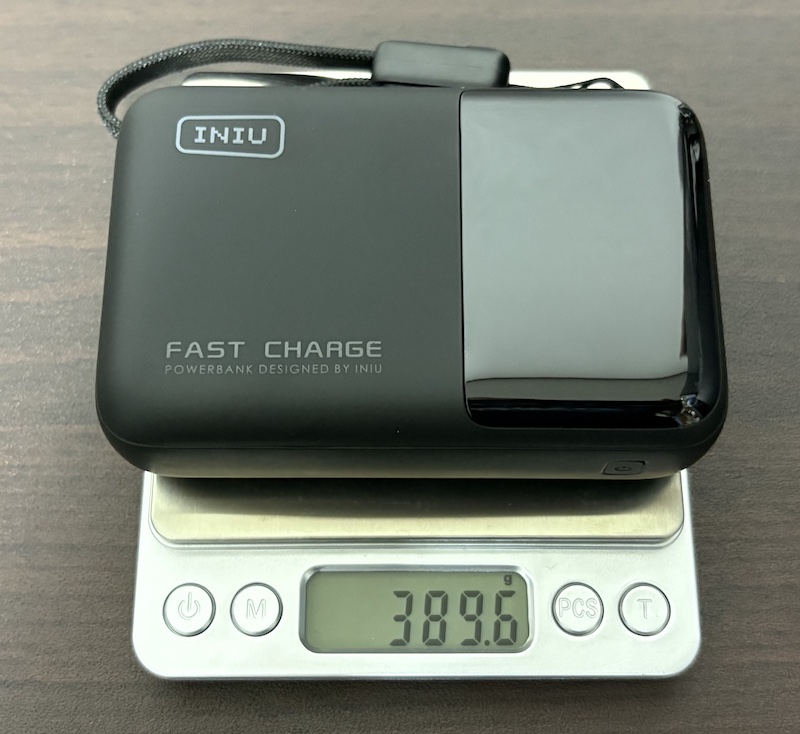 INIUのモバイルバッテリー「P63-E1」の重量