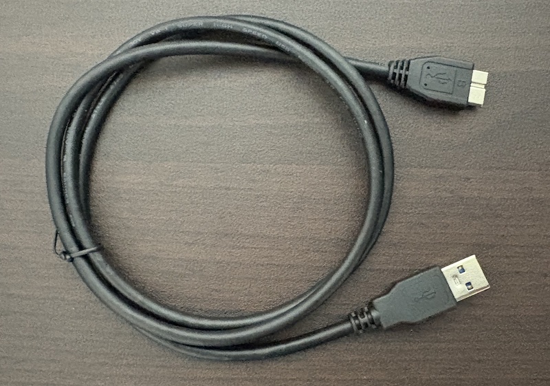 バッファロー (Seagate製ドライブ内蔵) の6TB外付けHDD「HD-SGDA6U3-B」の内容物(付属品)