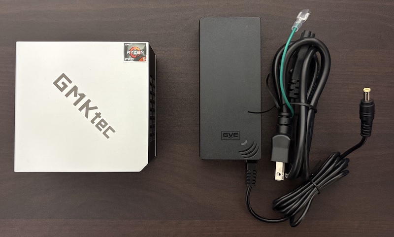 GMKtecのミニPC「M8」と付属の電源アダプタ