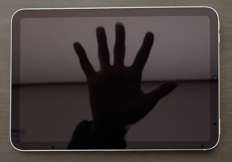 iPad mini(A17 Pro)用 PDA工房の黒影（AR低反射光沢）画面フィルムの比較