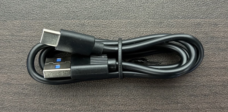XTARのリチウムイオン単3電池8本と単4電池4本の計12本が同時充電可能な充電器「LC12」の内容物（付属品）
