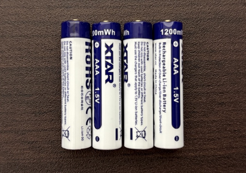 XTARのリチウムイオン単3電池8本と単4電池4本の計12本が同時充電可能な充電器「LC12」の内容物（付属品）
