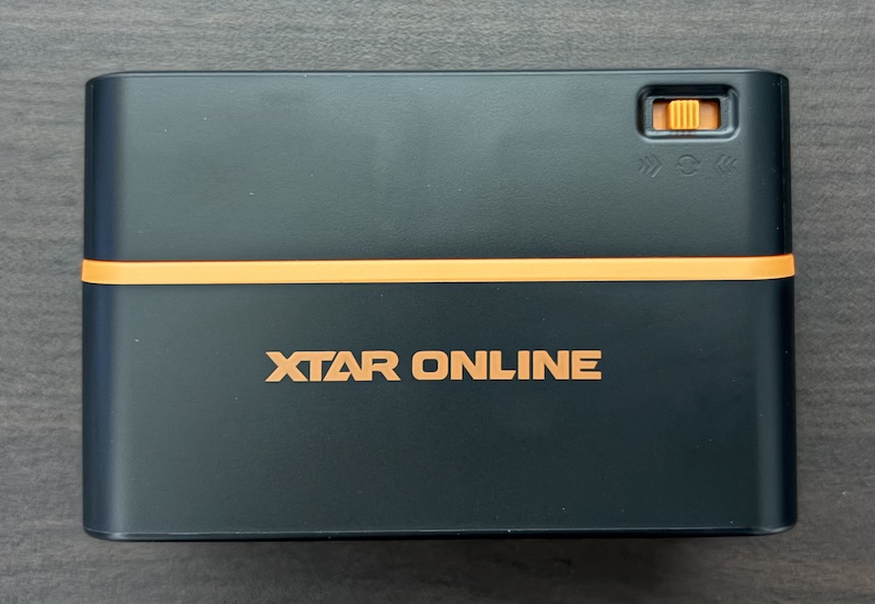 XTARのリチウムイオン単3電池8本と単4電池4本の計12本が同時充電可能な充電器「LC12」