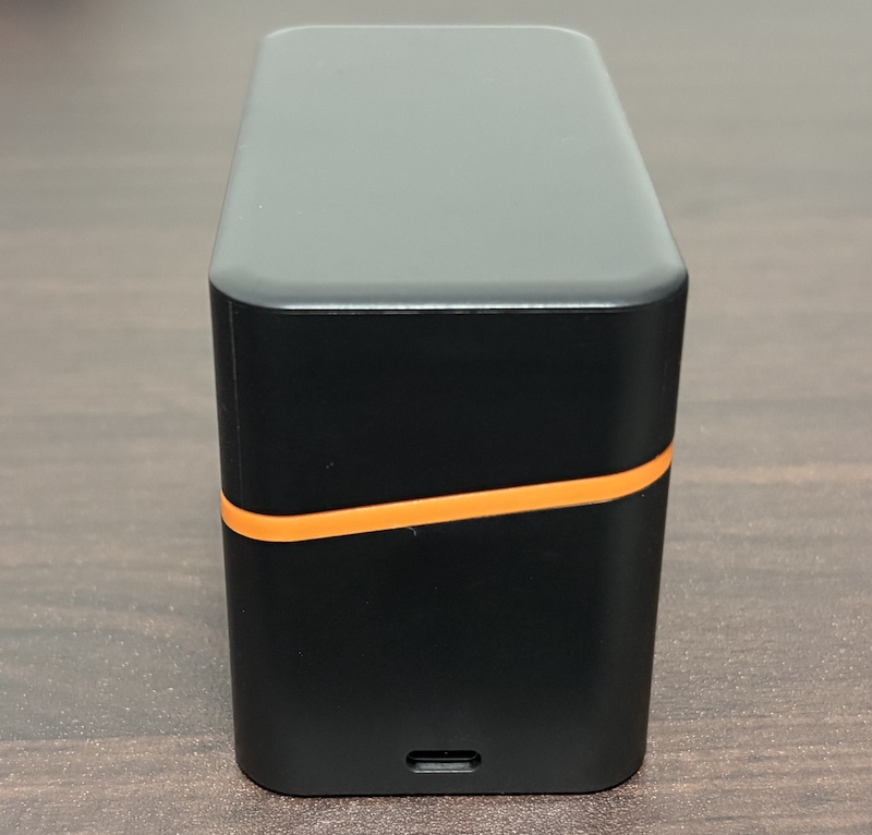 XTARのリチウムイオン単3電池8本と単4電池4本の計12本が同時充電可能な充電器「LC12」