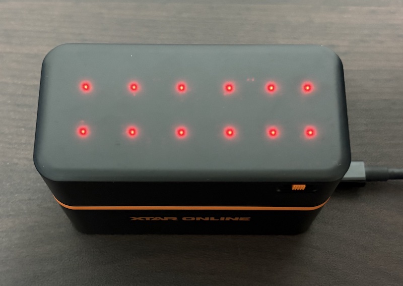 XTARのリチウムイオン単3電池8本と単4電池4本の計12本が同時充電可能な充電器「LC12」