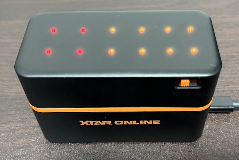 XTARのリチウムイオン単3電池8本と単4電池4本の計12本が同時充電可能な充電器「LC12」