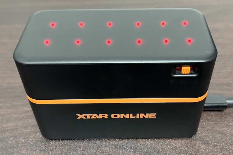 XTARのリチウムイオン単3電池8本と単4電池4本の計12本が同時充電可能な充電器「LC12」