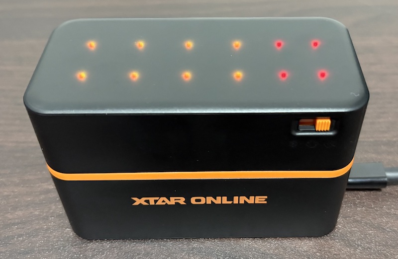 XTARのリチウムイオン単3電池8本と単4電池4本の計12本が同時充電可能な充電器「LC12」