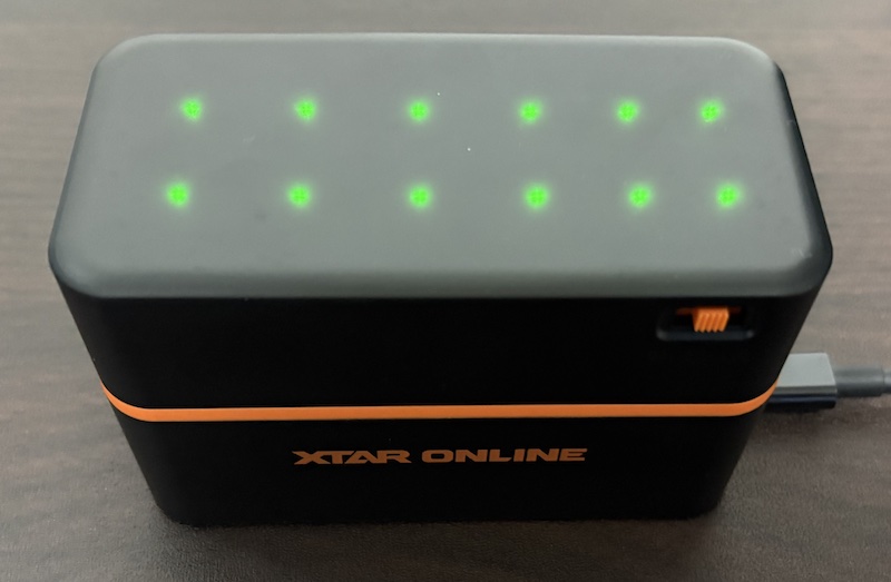 XTARのリチウムイオン単3電池8本と単4電池4本の計12本が同時充電可能な充電器「LC12」