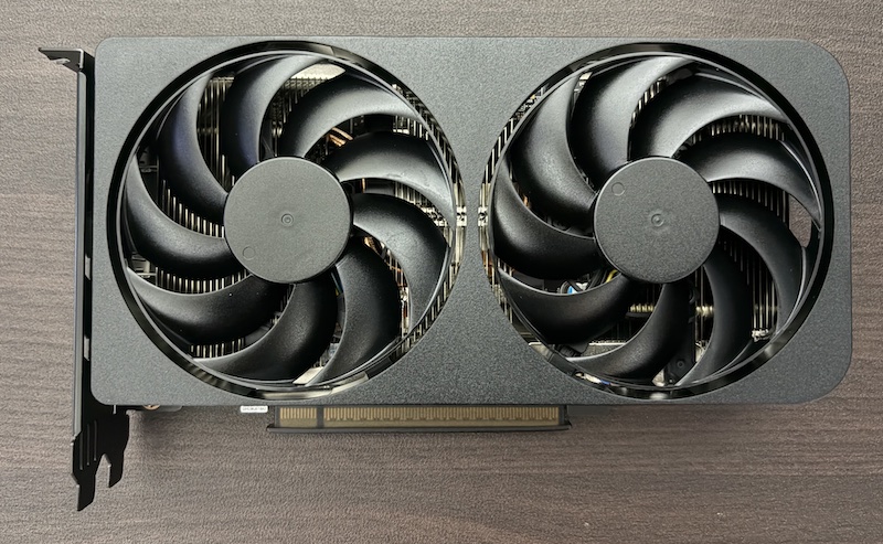 玄人志向のRadeon RX 9060 XT 搭載グラフィックボード「RD-RX9060XT-E16GB/DF」の外観
