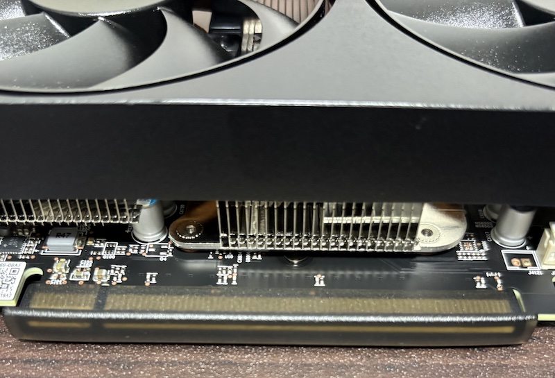 玄人志向のRadeon RX 9060 XT 搭載グラフィックボード「RD-RX9060XT-E16GB/DF」の外観