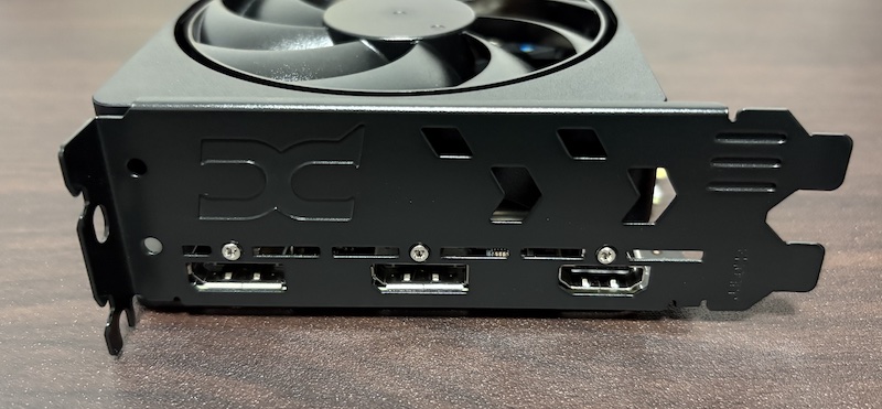 玄人志向のRadeon RX 9060 XT 搭載グラフィックボード「RD-RX9060XT-E16GB/DF」の外観