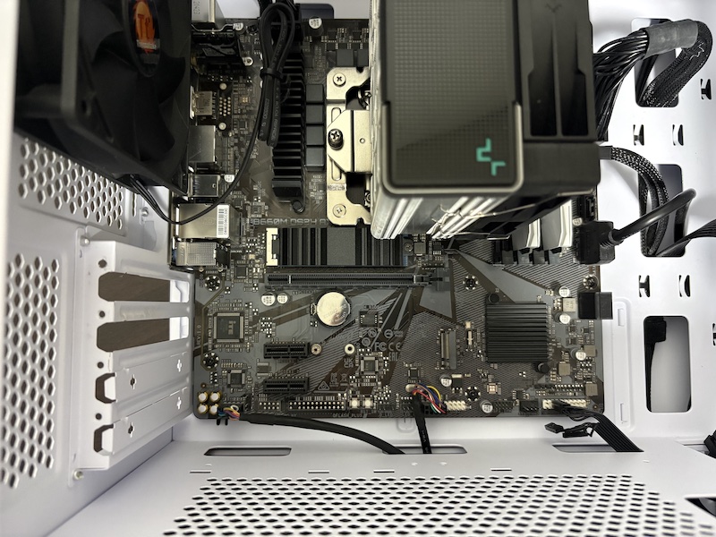 玄人志向のRadeon RX 9060 XT 搭載グラフィックボード「RD-RX9060XT-E16GB/DF」をPCに取り付け