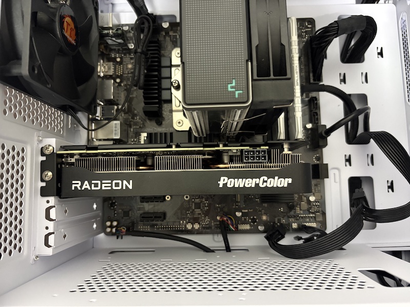 玄人志向のRadeon RX 9060 XT 搭載グラフィックボード「RD-RX9060XT-E16GB/DF」をPCに取り付け