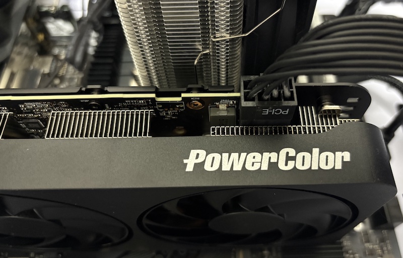 玄人志向のRadeon RX 9060 XT 搭載グラフィックボード「RD-RX9060XT-E16GB/DF」をPCに取り付け
