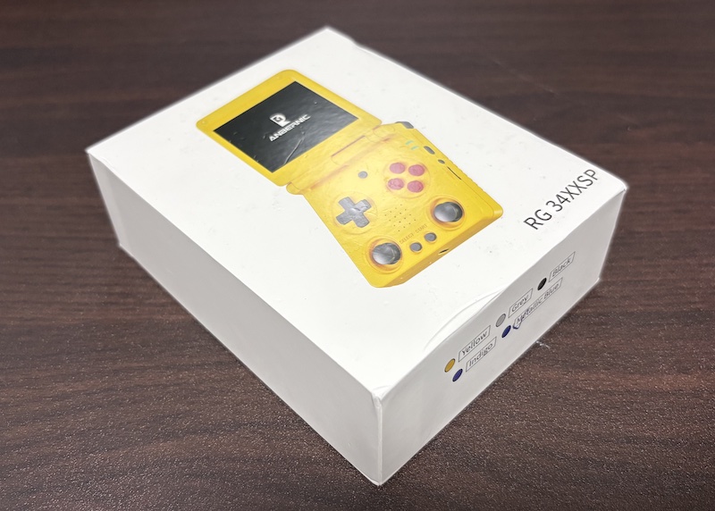 ゲームボーイアドバンス SPに似たANBERNICの携帯ゲーム機「RG 34XXSP」のパッケージ