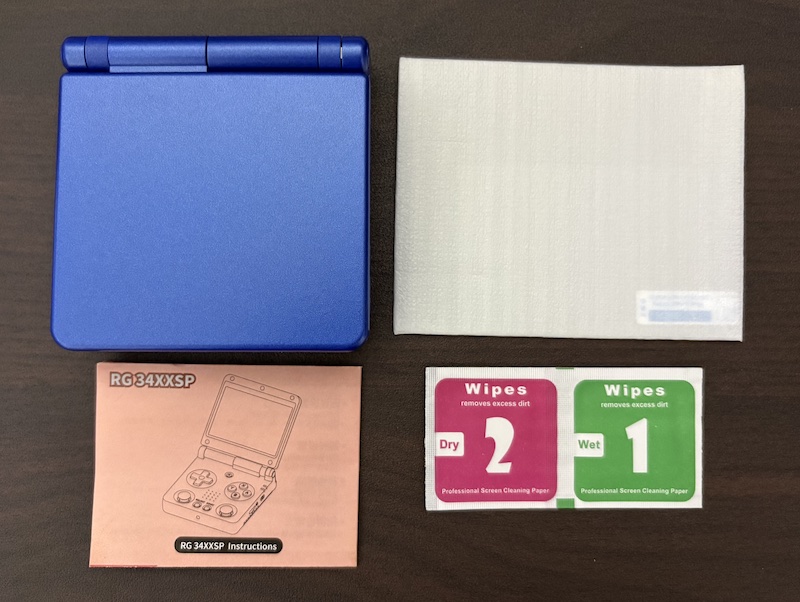 ゲームボーイアドバンス SPに似たANBERNICの携帯ゲーム機「RG 34XXSP」の内容物（付属品）