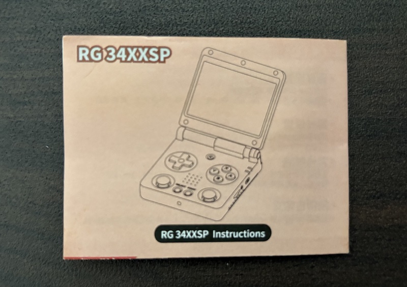 ゲームボーイアドバンス SPに似たANBERNICの携帯ゲーム機「RG 34XXSP」の内容物（付属品）