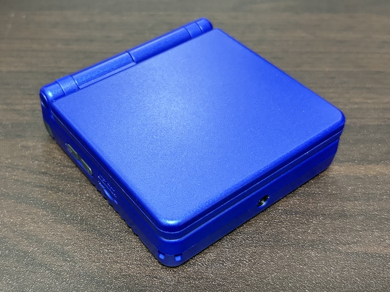 ゲームボーイアドバンス SPに似たANBERNICの携帯ゲーム機「RG 34XXSP」の外観