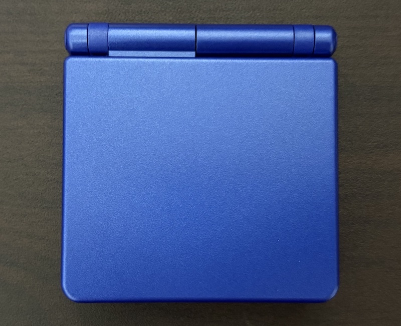 ゲームボーイアドバンス SPに似たANBERNICの携帯ゲーム機「RG 34XXSP」の外観