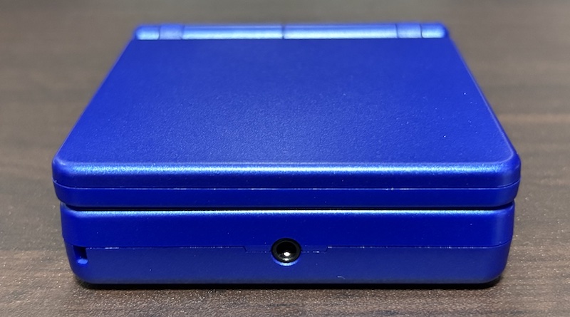 ゲームボーイアドバンス SPに似たANBERNICの携帯ゲーム機「RG 34XXSP」の外観