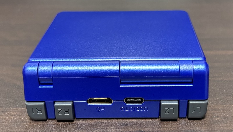 ゲームボーイアドバンス SPに似たANBERNICの携帯ゲーム機「RG 34XXSP」の外観