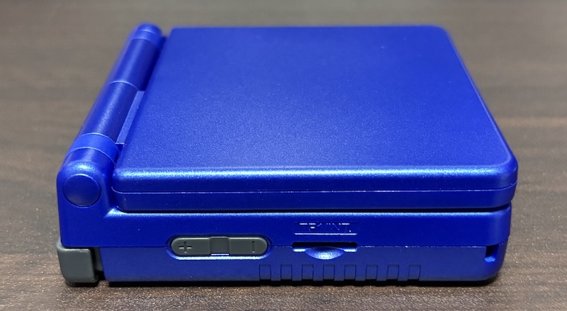 ゲームボーイアドバンス SPに似たANBERNICの携帯ゲーム機「RG 34XXSP」の外観