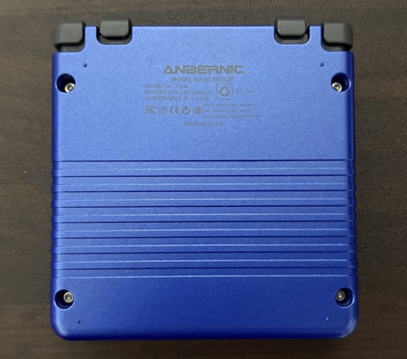 ゲームボーイアドバンス SPに似たANBERNICの携帯ゲーム機「RG 34XXSP」の外観