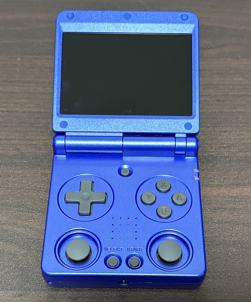 ゲームボーイアドバンス SPに似たANBERNICの携帯ゲーム機「RG 34XXSP」の外観