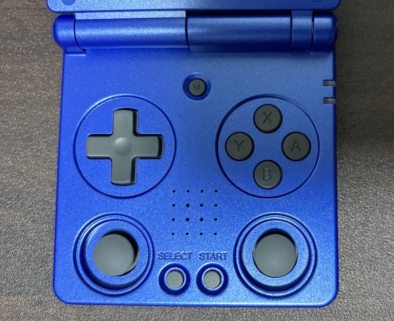 ゲームボーイアドバンス SPに似たANBERNICの携帯ゲーム機「RG 34XXSP」の外観