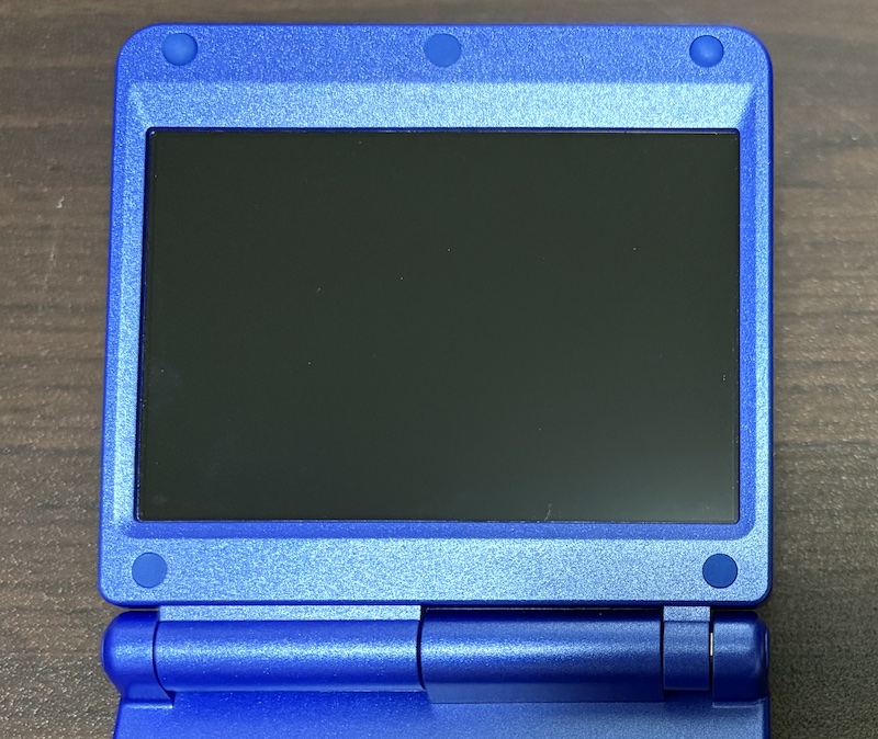 ゲームボーイアドバンス SPに似たANBERNICの携帯ゲーム機「RG 34XXSP」の外観