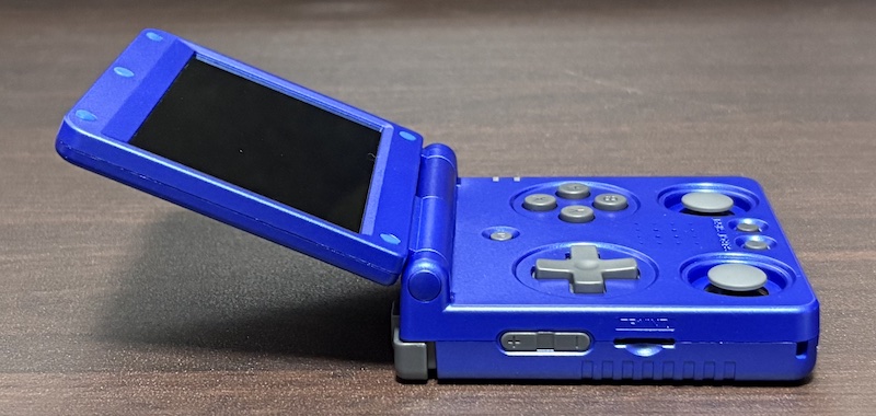 ゲームボーイアドバンス SPに似たANBERNICの携帯ゲーム機「RG 34XXSP」の外観