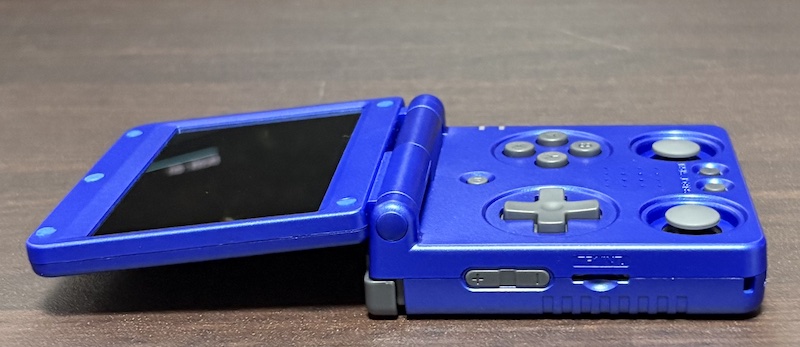 ゲームボーイアドバンス SPに似たANBERNICの携帯ゲーム機「RG 34XXSP」の外観