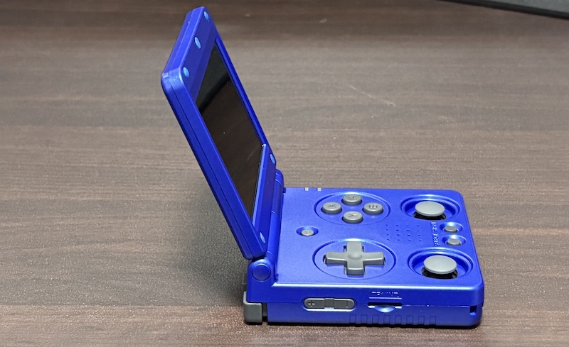 ゲームボーイアドバンス SPに似たANBERNICの携帯ゲーム機「RG 34XXSP」の外観