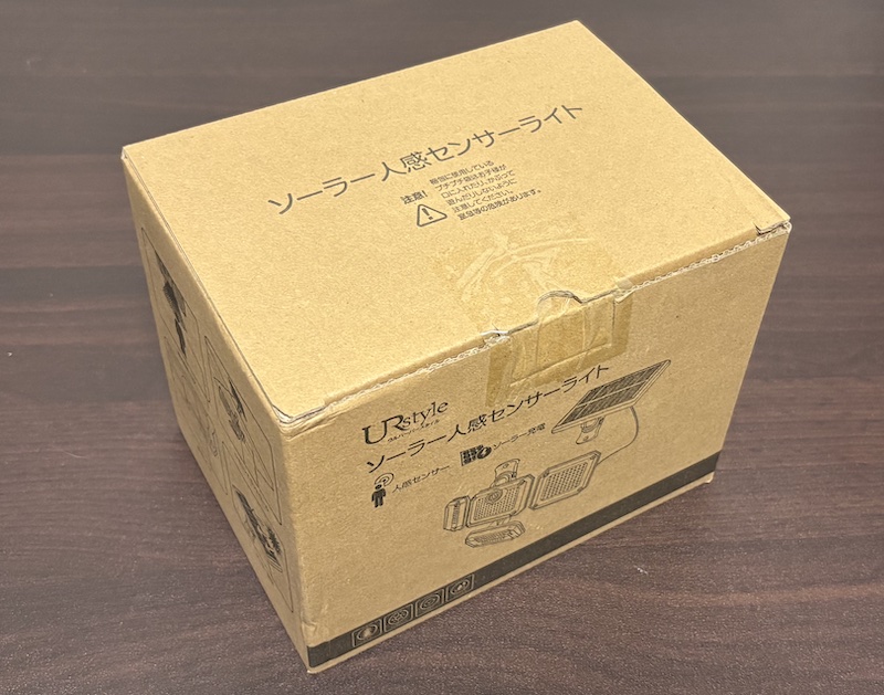 ウルハーバースタイル(URStyle)の「ソーラーセンサーライト」のパッケージ